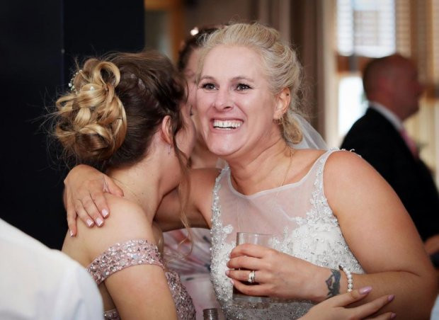 Cô dâu Nadine Hanlon cười rạng rỡ trước chiến thắng của đội tuyển Anh.