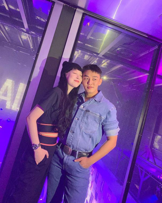 Yoo Ah In chẳng ngại lên tiếng bảo vệ và khen ngợi Sulli