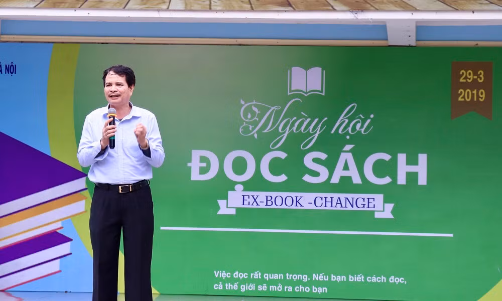TS.Vũ Quốc Thái - Hiệu trưởng trường TH Đoàn Thị Điểm phát biểu khai mạc sự kiện, đồng thời gửi gắm những lời dặn dò, và đề cao vai trò việc đọc sách.