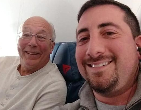 Bác Hal và hành khách Mike Levy