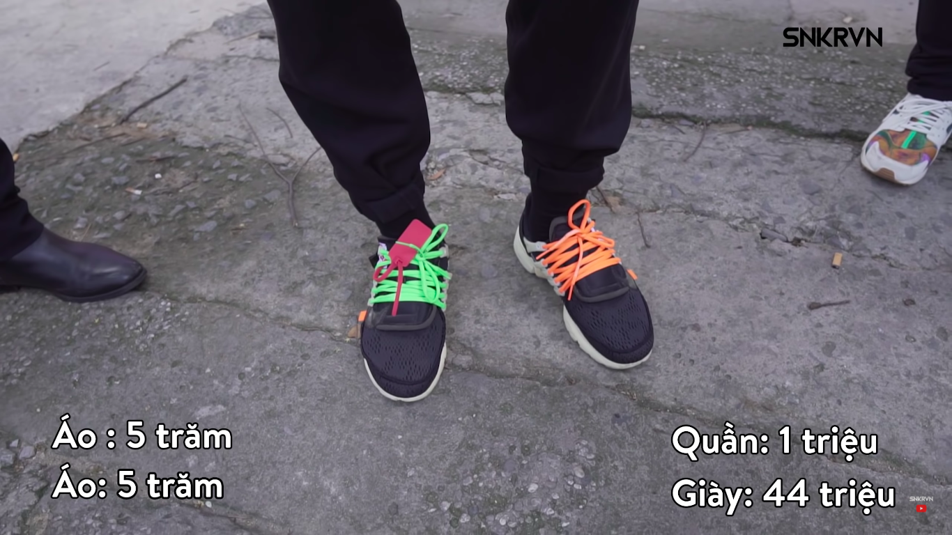 Đôi giày có giá 44 triệu đồng...