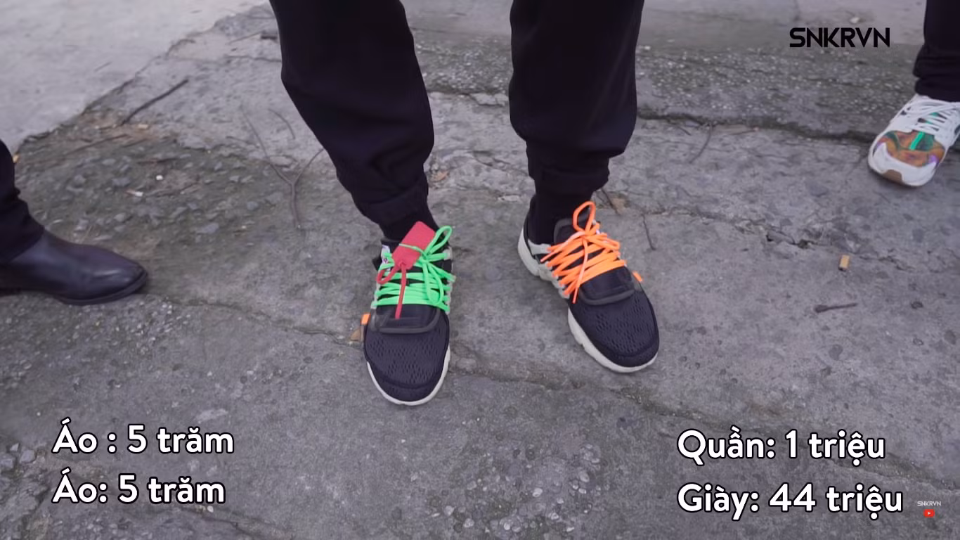 Đôi giày có giá 44 triệu đồng...