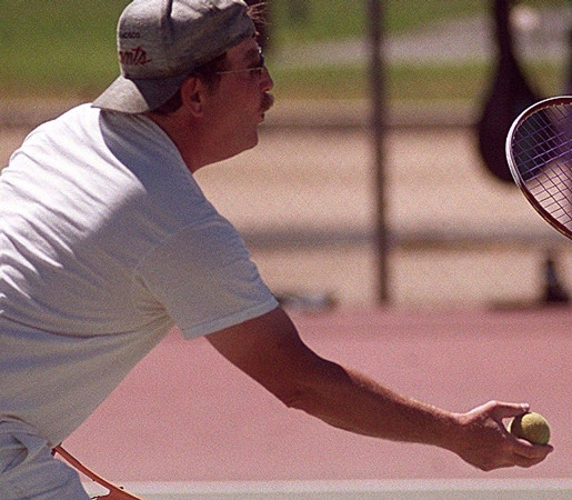 Bác Ed khi dạy tennis miễn phí cho trẻ em.