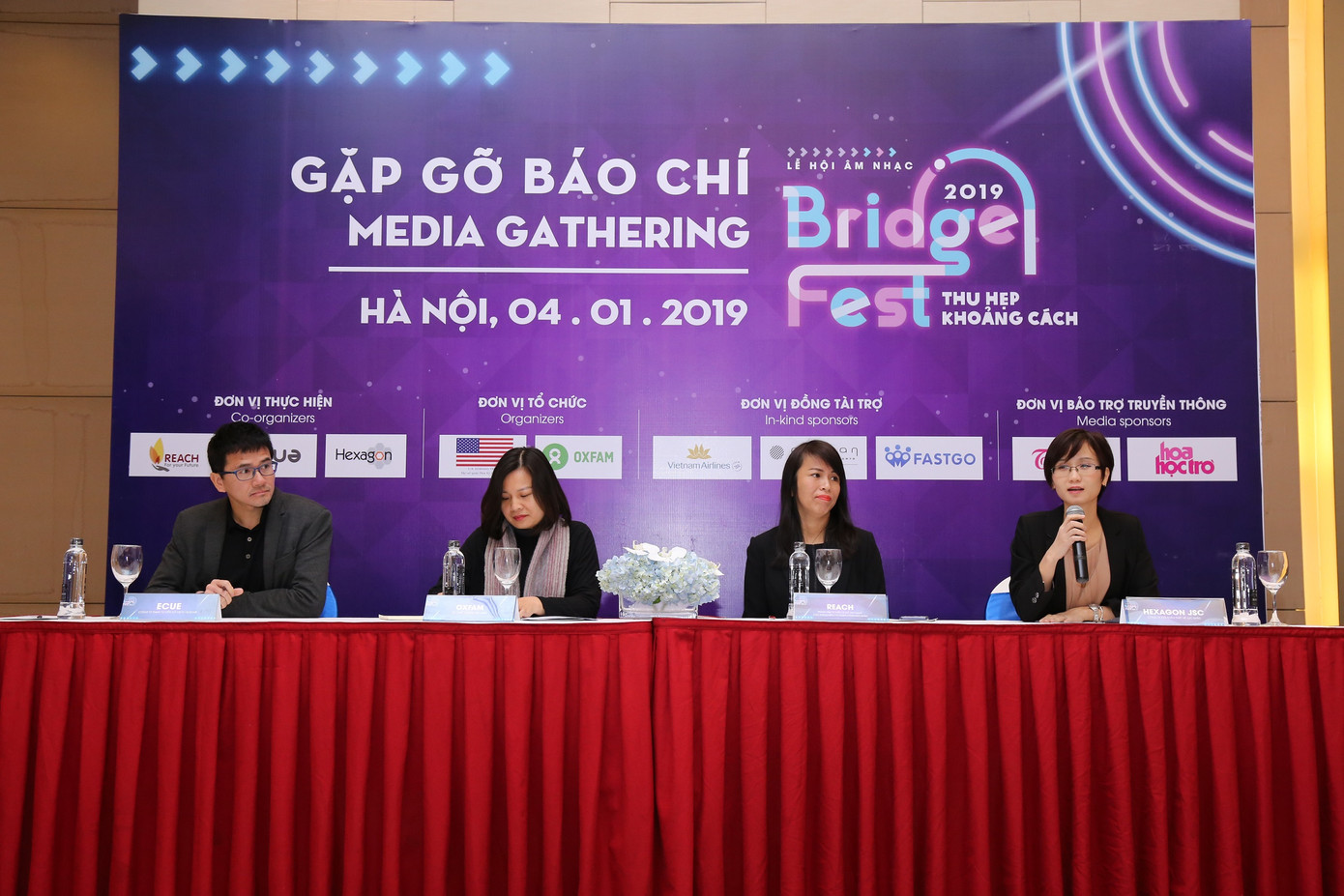 Đại diện Ban tổ chức BridgeFest 2019 trả lời báo chí tại sự kiện.