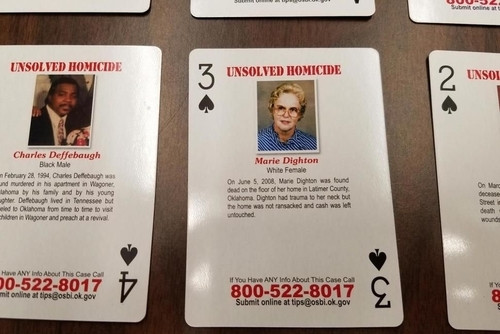 Nạn nhân và thông tin vụ án được in lên lá bài.