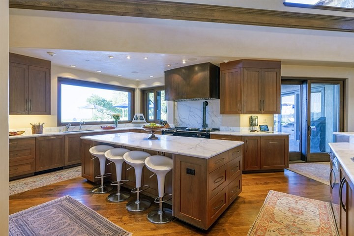 Nhà bếp sử dụng ánh sáng tự nhiên chiếu qua cửa sổ lớn.