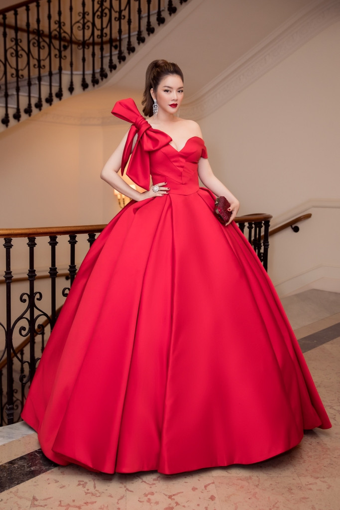 Lý Nhã Kỳ hóa thân thành Lọ Lem, diện váy đỏ rực trong ngày khai mạc LHP Cannes ảnh 5