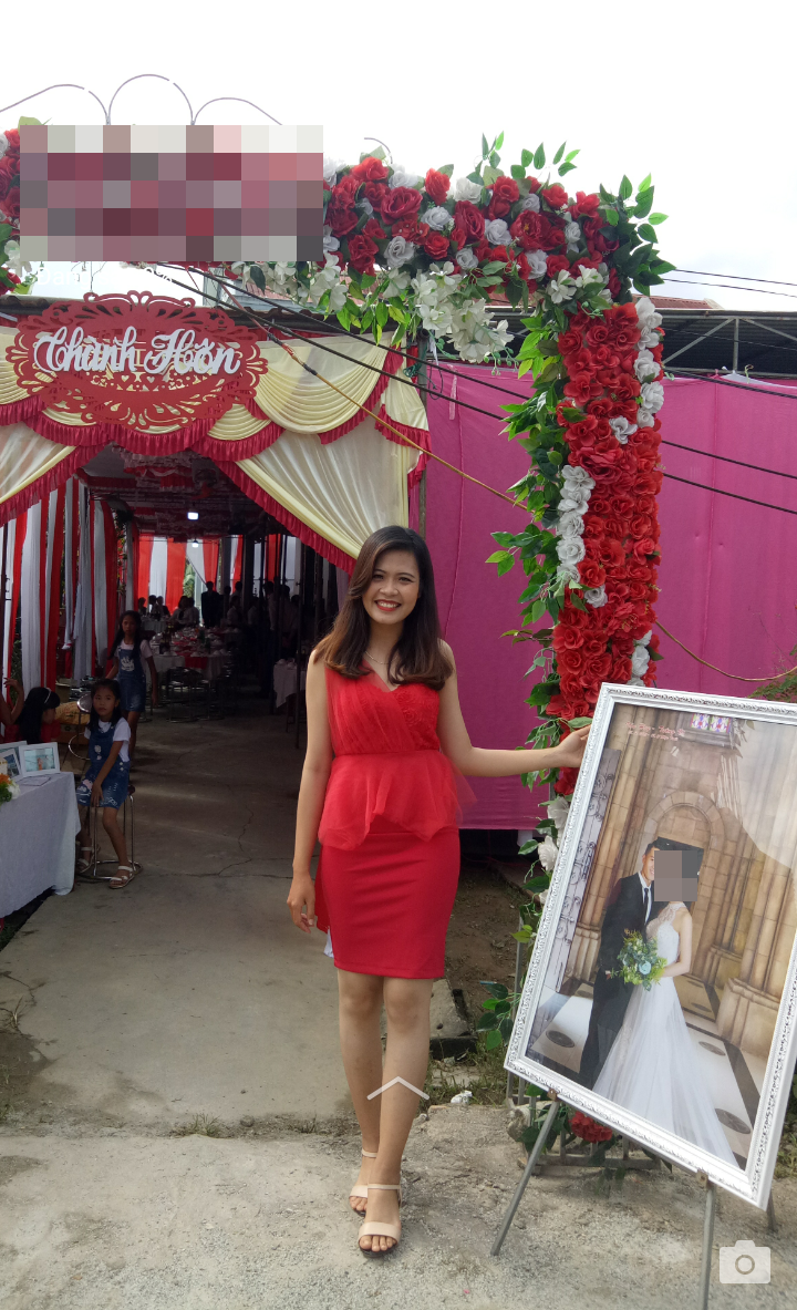 Chỉ mải mê đi ăn cưới người khác thế này mà không chịu lấy chồng đi cô gái?