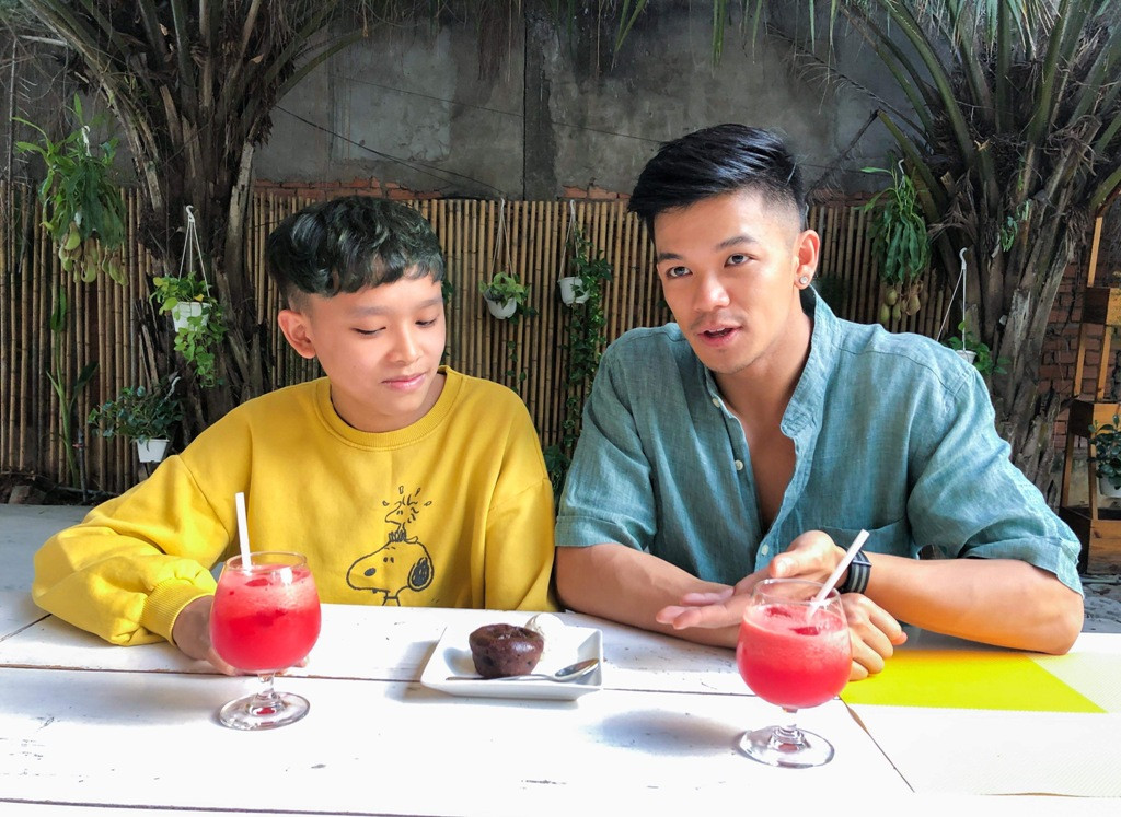 Ngay khi bản full MV và audio của ca khúc được chính thức ra mắt, đa phần cả khán giả đều bày tỏ sự thích thú vời màn song ca Còn thương rau đắng mọc sau hè cộp mác Trọng Hiếu và Hồ Văn Cường.