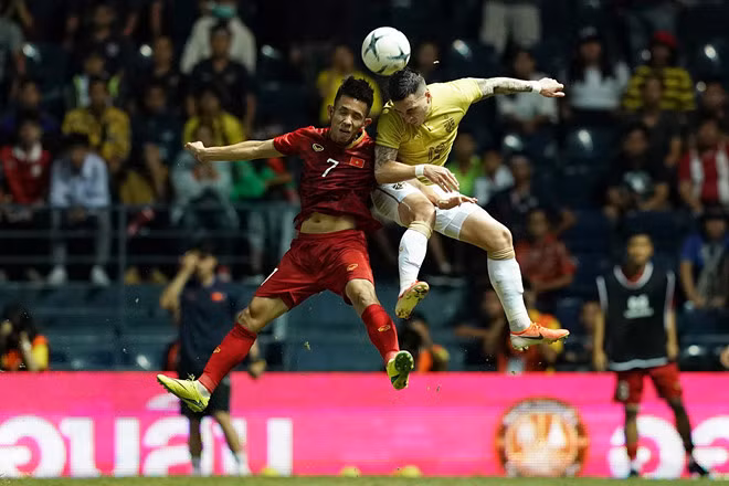 Người hâm mộ Việt Nam sẽ được thưởng thức trên truyền hình cả trận lượt đi lẫn lượt về giữa Thái và Việt Nam. Ảnh: Độc Lập