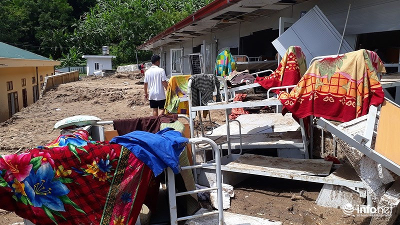 Những chiếc giường tầng đã hỏng, chăn màn còn vương lại sau trận lũ.