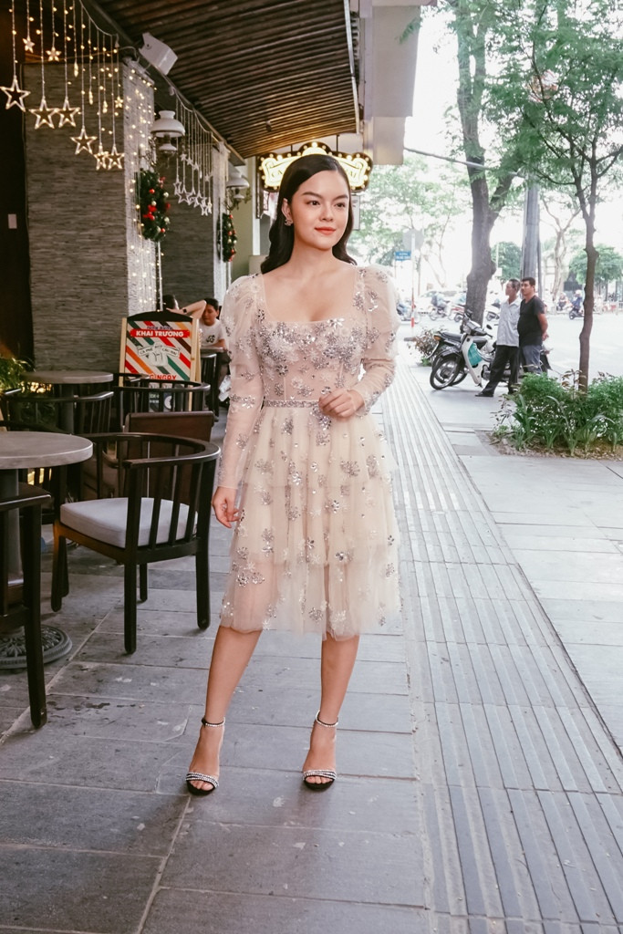 Phạm Quỳnh Anh xuất hiện tại sự kiện, với vẻ đẹp trong trẻo, mong manh.
