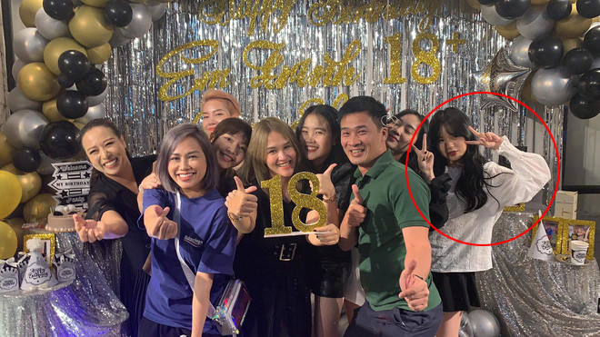 Cô gái áo trắng được dân mạng đồn đoán là bạn gái mới của Quang Hải.