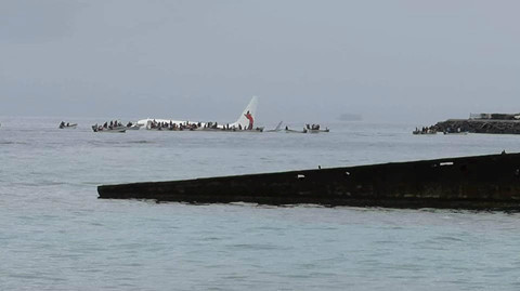 Chiếc máy bay rơi xuống biển sau khi không thể đáp xuống sân bay Chuuk. Ảnh: REUTERS