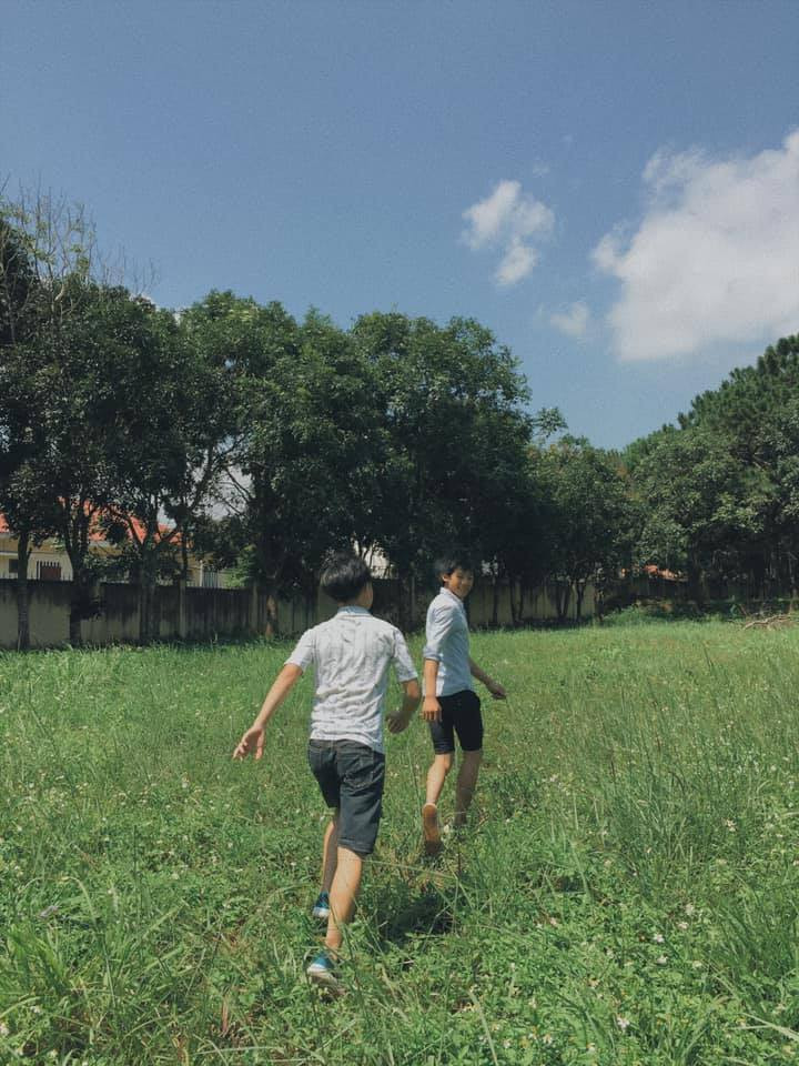 Chỉ là khung nền hoa trắng cỏ xanh, nhưng mỗi bức hình đều đẹp mộng mơ, đầy cảm xúc.