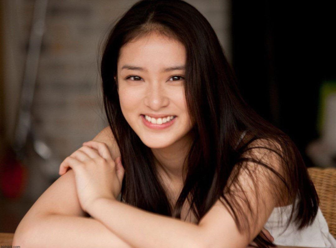Takei Emi được yêu mến bởi vẻ đẹp dịu dàng nhưng vẫn tươi tắn, phúc hậu nhưng vẫn sắc nét khi cần.