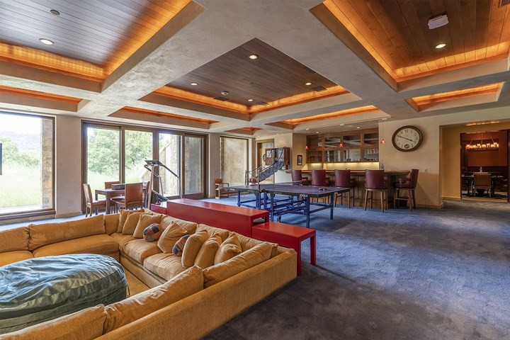 Phòng trò chơi rộng rãi phục vụ nhu cầu giải trí và thư giãn của gia chủ.