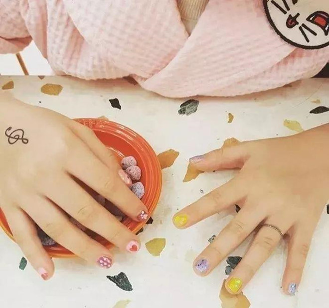 Sau khi thư giãn, các bé được sơn vẽ móng tay. Những dụng cụ làm móng cho trẻ em ở đây chuyên nghiệp không thua gì các quý cô, quý bà khi làm nail.