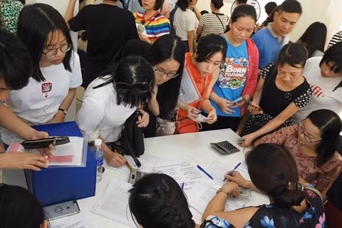 Phụ huynh khóc lóc, van xin vẫn không nộp được hồ sơ vào lớp 10 cho con ảnh 1 Phụ huynh chen chân nộp hồ sơ nhập học cho con vào lớp 10. Ảnh: Đình Tuệ.