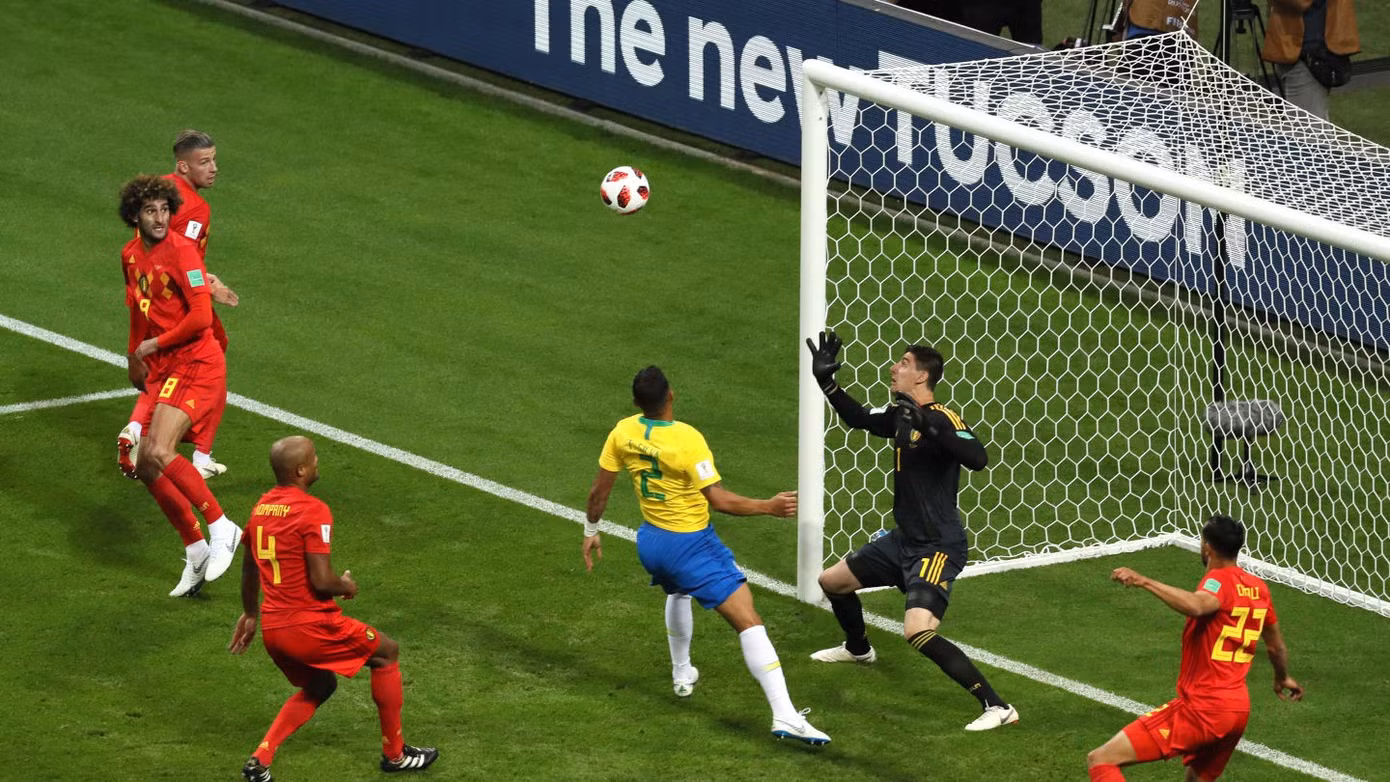 Brazil có cơ hội ăn bàn nhưng bóng đập vào cột dọc của đội tuyển Bỉ.