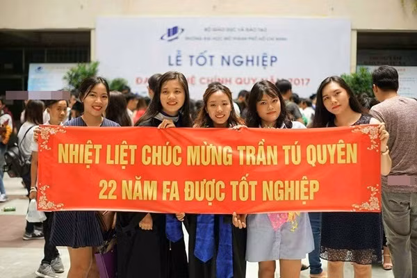 Hội bạn thân quả là có tâm khi chuẩn bị cả băng-rôn để chúc mừng!