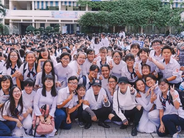 Uni5 cùng các bạn chụp ảnh #wefie thật lung linh để ghi lại khoảnh khắc đáng yêu này