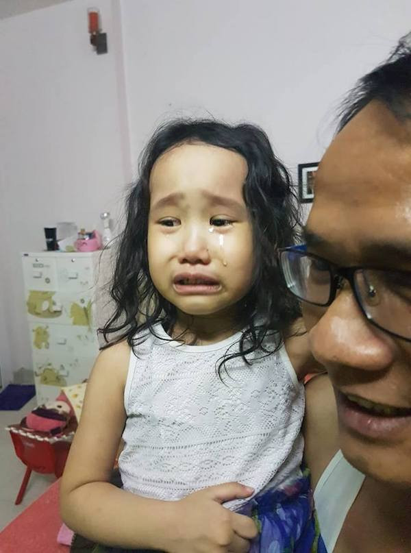 Phải mất một thời gian sau đó, bố mẹ mới dỗ em nín khóc. (Ảnh: FB Dung Lưu Kim) Phải mất một thời gian sau đó, bố mẹ mới dỗ em nín khóc. (Ảnh: FB Dung Lưu Kim)