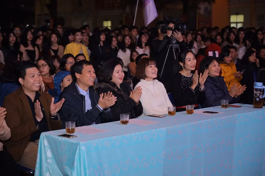 Không chỉ các bạn học sinh THPT ở Hà Nội, teen Yên Hòa còn thu hút được cả các thành viên BGK.