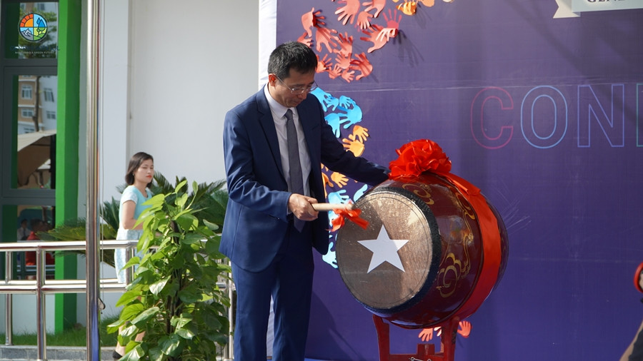 Thầy Nguyễn Hoài Bắc - Tổng Hiệu trưởng nhà trường đánh hồi trống khai giảng.