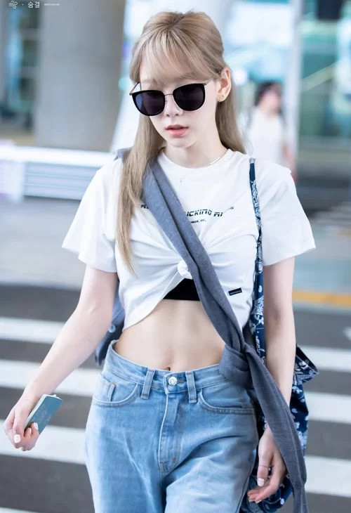 Taeyeon lại buộc chéo cardigan qua người. Cách diện kiểu