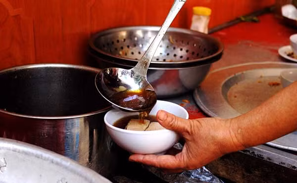 Nước mắm chấm bánh cuốn ở Hải Phòng được pha chế rất kỳ công.