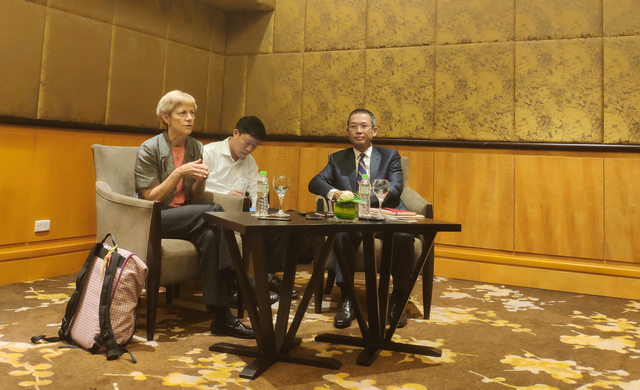 Bà Susie Armstrong, Phó Chủ tịch Cấp cao về Công nghệ của Qualcomm và ông Thiều Phương Nam, TGĐ Qualcomm Đông Dương chia sẻ với báo giới Việt Nam.