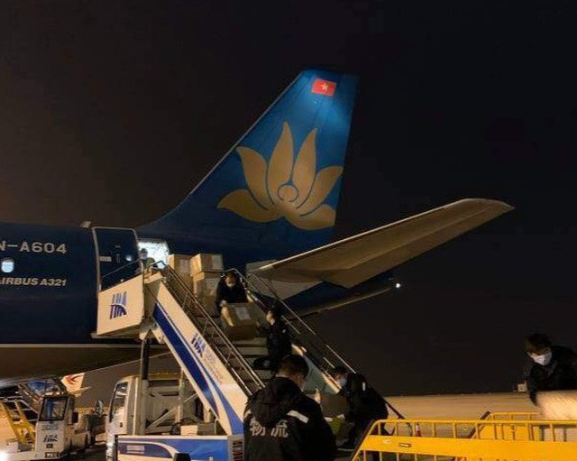 Trước đó, khi tới Vũ Hán, chuyến bay chở theo nhiều hàng hóa, đồ cứu trợ của Chính phủ Việt Nam cho Chính phủ, người dân Trung Quốc và hàng hóa viện trợ của Vietnam Airlines ủng hộ các hãng hàng không Trung Quốc.