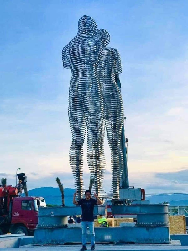 Bức tượng tình nhân "biết đi" được đặt cạnh Bãi Dài và đang trong quá trình hoàn thiện.