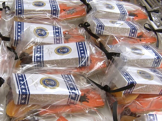 Món quà dành cho những đứa trẻ tham gia bữa tiệc Halloween ở Nhà Trắng năm 2009 gồm có những viên kẹo M&amp;M, bánh quy và hoa quả sấy.