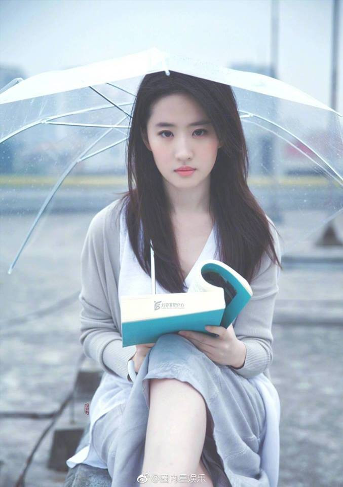 Mới đây, một bộ ảnh cũ của Lưu Diệc Phi được các cư dân mạng xứ Trung chia sẻ lại, cho thấy nhan sắc thanh thuần hiếm thấy của cô.