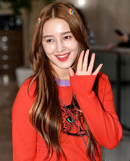 Nancy (Momoland) cũng gây thất vọng khi xuất hiện với gương mặt bóng dầu tại sân bay.
