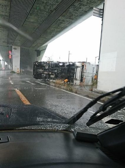 Gió lớn đánh lật cả xe tải.