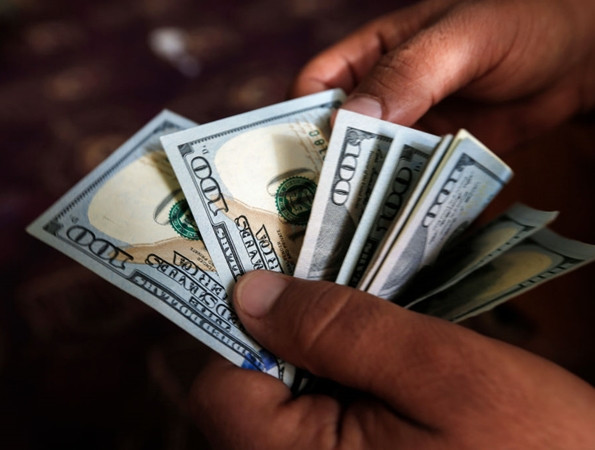 Người đàn ông đi nhờ giúp đỡ cho một gia đình nghèo, thực ra chỉ vì muốn lấy phần tiền của mình.