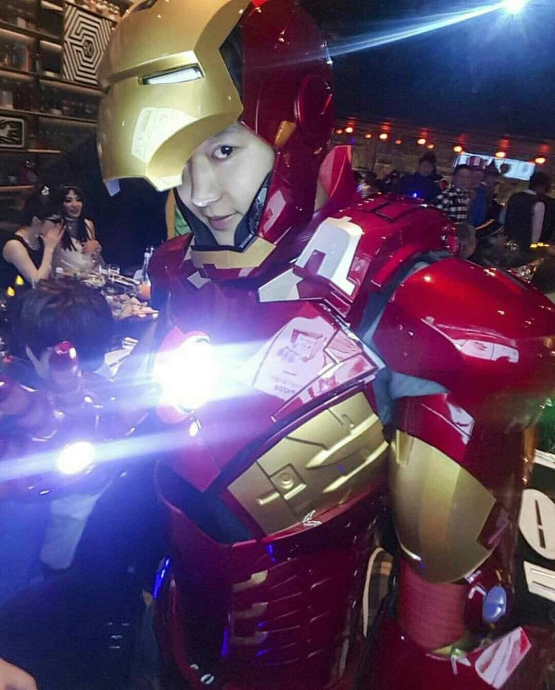 Chanyeol (EXO) đã từng khiến dân tình giật mình khi xuất hiện trong bộ giáp huyền thoại của Iron Man. Xét về độ chịu chơi thì không ai qua được Chanyeol rồi.