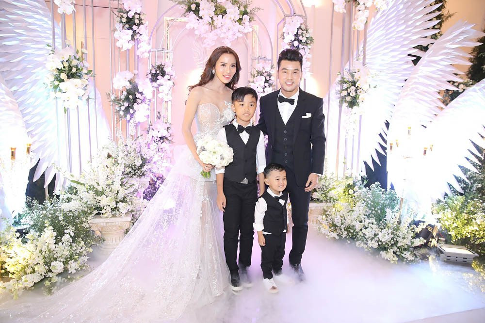 Cả hai hạnh phúc bên hai cậu con trai đáng yêu.