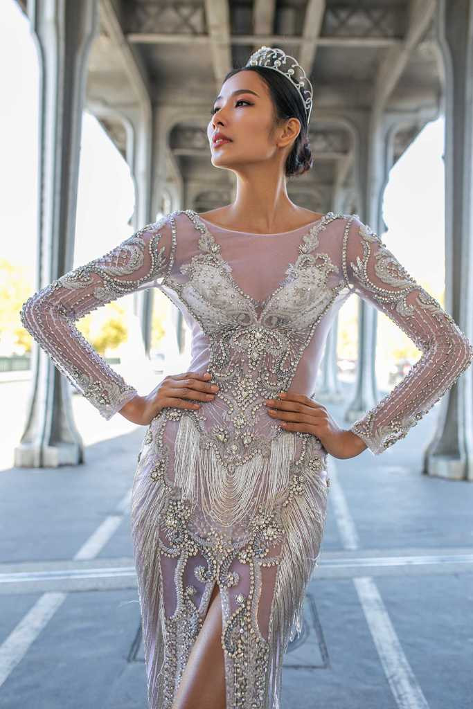 Với những thiết kế dạ hội mang phong cách hiện đại, kiểu dáng ôm khít tôn đường cong cơ thể và vận dụng kỹ thuật xếp ly, đính đá tỉ mỉ, Á hậu Hoàng Thùy khéo léo khoe hình thể quyến rũ sau khi tăng 6kg.