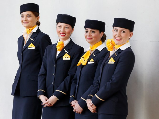 Một số hãng hàng không lại chọn cách giữ nguyên những thiết kế trang phục đã đi cùng năm tháng. Ảnh chụp các tiếp viên hàng không của hãng Lufthansa.