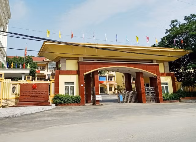 Trụ sở UBND huyện Lạc Thủy, nơi có cán bộ đang công tác có con được nâng điểm thi trong kỳ thi THPT quốc gia 2018.