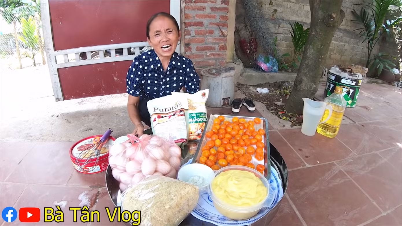 Bà Tân trong vlog “Làm Bánh Bông Lan Trứng Muôi Siêu To Khổng Lồ” gây tranh cãi cộng đồng mạng. (Ảnh: Bà Tân Vlog)