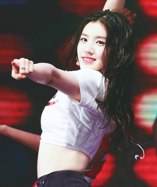 Xi Yeon thuộc nhóm idol tuy còn trẻ tuổi đã có nhan sắc vượt trội, nét đẹp sang chảnh, hút mắt. Khi debut cùng Pristin, cô nàng nhận được nhiều sự chú ý. Tiếc rằng Pristin chưa thành công, khiến Xi Yeon cũng có ít cơ hội xuất hiện trước mặt người hâm mộ.