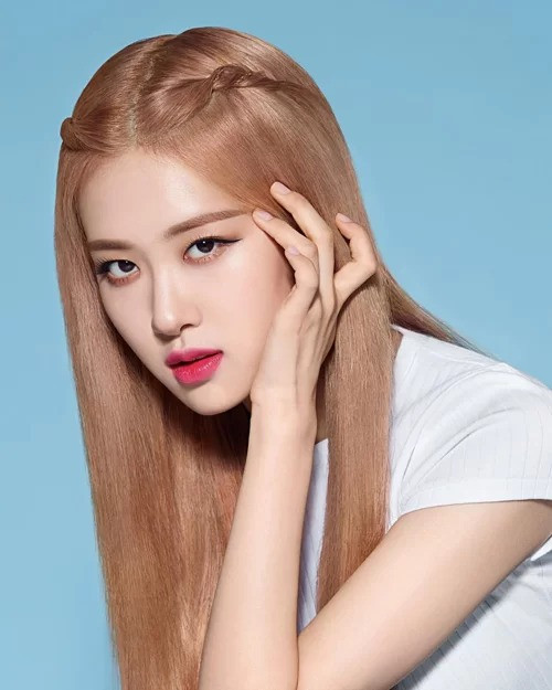 Kiểu tô son môi xí muội đã nở rộ từ lâu nhưng đến nay vẫn được nhiều sao Hàn vẫn lăng xê. Cách đánh son đậm trong lòng môi và nhạt dần ra phía ngoài giúp cô gái nào cũng tươi trẻ, dễ thương. Trong Black Pink, Rosé là nữ idol tích cực áp dụng style làm điệu này nhất.