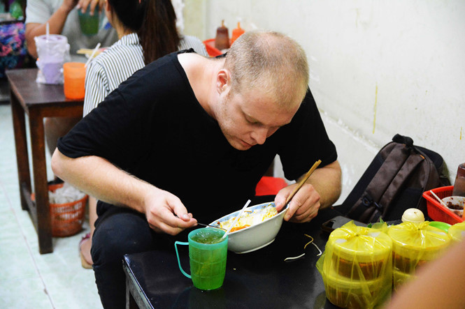 Khách Tây cũng “chén” sạch tô . ẢNH: HỒNG THẮM.