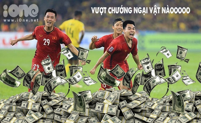 Sau khi cùng Đức Huy ghi bàn nâng tỷ số lên 2 - 0, bộ đôi sung sướng vượt "đống tiền".