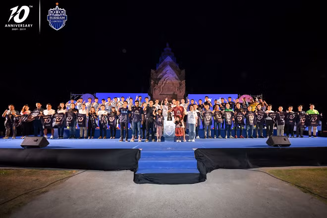 Xuân Trường bảnh bao bên cạnh cúp vô địch Thái League của Buriram ảnh 9
